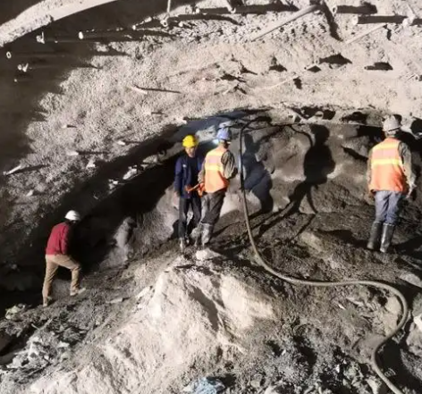 鄂尔多斯拱顶带模注浆料的施工流程及注意事项